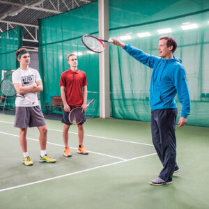 Tenniskenttä (sisähalli)