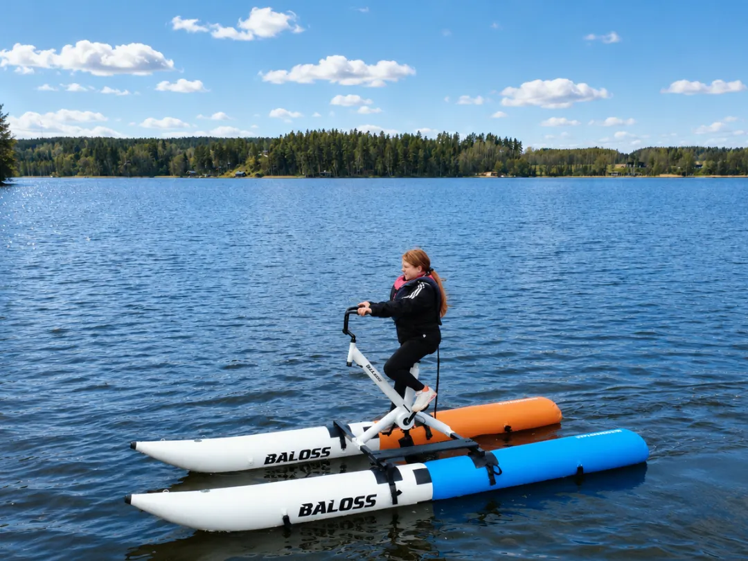 Tyttö pelastusliivein ajaa Baloss-vesipyörällä rauhallisella järvellä aurinkoisena kesäpäivänä.